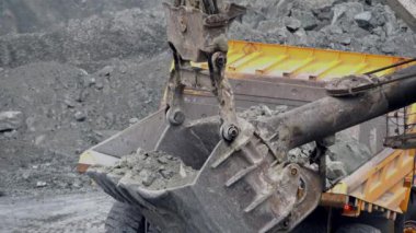 Ekskavatör damperli kamyon doldurur. Kova Ekskavatör closeup damperli kamyon araştırma ya da bir şey inşaatı gövdesini taşlar yükler