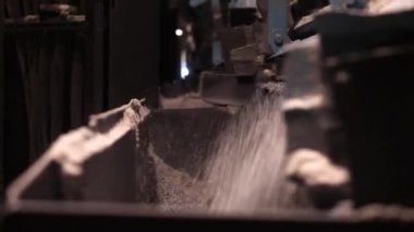 Taş Kırma tertibatları. Otomatik yükleme, seçme ve kırma ve Taş Madencilik enterprise kırma işlemi yan görünüm