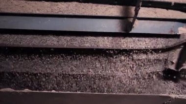 Seçimi ve ezilmiş moloz ve taş kırma. Elek, madencilik işletmeleri prensibi otomatik makineli ezilmiş taş işleme üzerinde çalışır