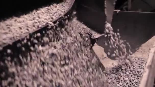 Selektion und Zerkleinerung von Schutt und Stein. Nahaufnahme der Trennung von Schotter auf dem automatischen Förderband Bergbauunternehmen — Stockvideo