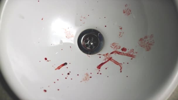 Zbliżenie: umywalka z krwi spada. Małe krople krwi z nosa i runo w białej powłoki. Zdrowia ludzi, wpływ — Wideo stockowe