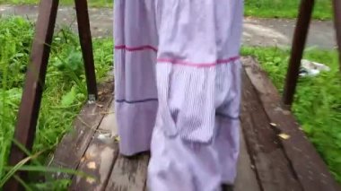 Genç kadın orman yolu köy yürür. Çekici genç Kızıl saçlı kadın kısa saçlı yeşil orman yaz aylarında yürür.
