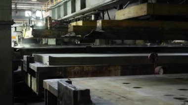 Kontrplak üretimi için bitki. Salonu, birbirlerine katmanları ahşap katlanır basma otomatik makineler