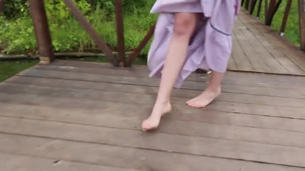 Panie gołe stopy, chodzenie na molo. Atrakcyjna kobieta bosymi stopami pochodzących z krajów rozwijających się jej spódnicę na drewnianym molo w lecie — Wideo stockowe