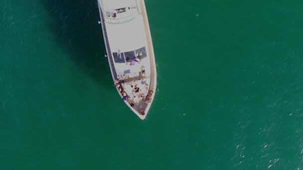 Fantastisk utsikt till Yacht segling i havet. Lager. Solnedgången Yacht. Lyxsemester på en yacht med vänner i havet — Stockvideo