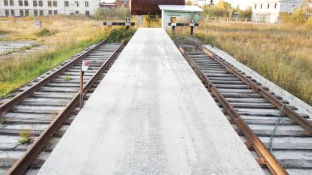 Tanques ferroviarios industriales con productos petrolíferos. Acciones. Ferrocarril en producción — Vídeos de Stock