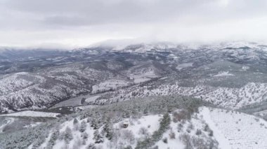 Güzel kar dağ sırtlar ve zirveleri karlı ve ormancılık bir vadi ile kaplı. Vurdu. Ormanda güzel karlı dağların üstten görünüm