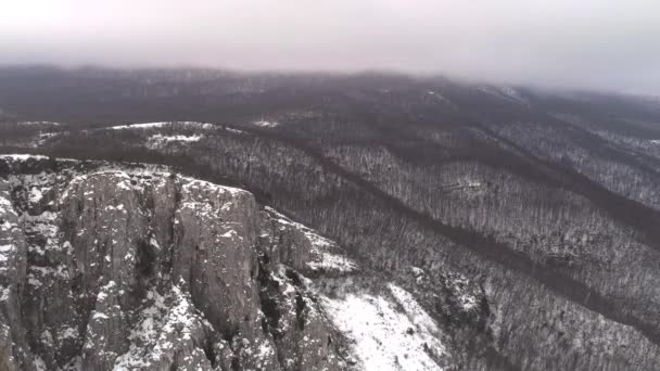 Bonita escena de invierno en las montañas. Le dispararon. Vista superior del paisaje nevado de la montaña en el bosque — Vídeos de Stock