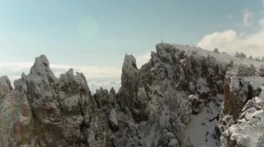 Kar ve mavi gökyüzü altında dağın tepesine. Vurdu. Kış dağ panoraması. Gökyüzünün altında yüksek tepenin üstten görünüm.