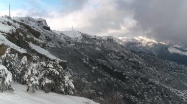 Karlı dağ manzarası ormandaki en iyi görünümü. Vurdu. Güzel kış manzara ormanla kaplı kar ile yatay kış açık