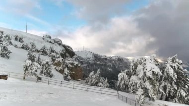 Karlı dağ manzarası ormandaki en iyi görünümü. Vurdu. Güzel kış manzara ormanla kaplı kar ile yatay kış açık