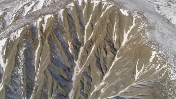 Farbenfrohe Landschaft schneebedeckter Berge. Schuss. Blick von oben auf die hügelige Landschaft im Winter — Stockvideo