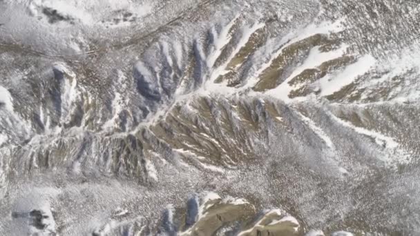 Haut des Hautes montagnes, couvert de neige. Fusillade. Vue sur la colline enneigée. Beau paysage — Video