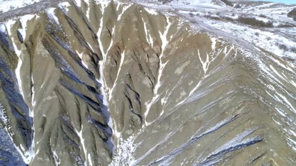 Gipfel der hohen Berge, von Schnee bedeckt. Schuss. Blick von oben auf den verschneiten Hügel. schöne Landschaft — Stockvideo