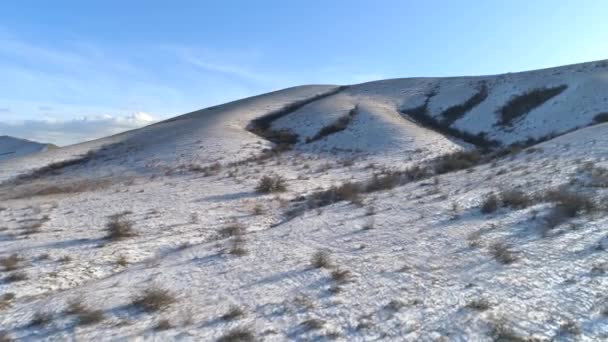 Paisaje Invernal Con Colinas Cubiertas Nieve Dispararon Colinas Cubiertas Nieve — Vídeos de Stock