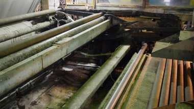 Ahşap işleme tesisi makine. Ağaç işleme salonu, otomatik makinede işler düzgün ve temiz kabuk kabuk bırakarak tüm günlükleri