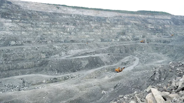 Explotación de canteras blancas. Hoyo abierto con excavación multidireccional de minerales profundamente arraigados en la tierra y dañan el medio ambiente. Concepto de industria minera — Foto de Stock