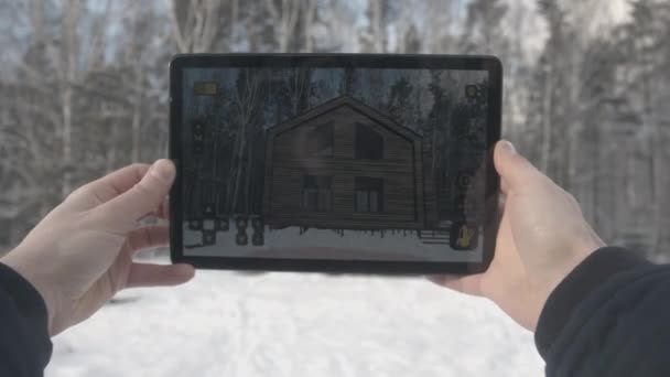 O homem está fazendo fotografia de arquitetura com tablet no inverno, casa e conceito de construção. Estoque. Mãos homens tirar fotos em casa — Vídeo de Stock