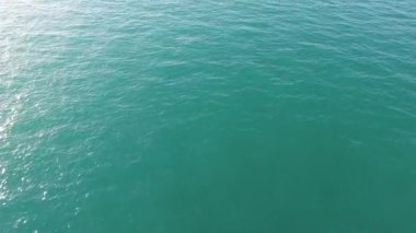 Sakin deniz ve mavi berrak su arka plan. Hisse senedi. Sakin deniz suyu üstten görünüm