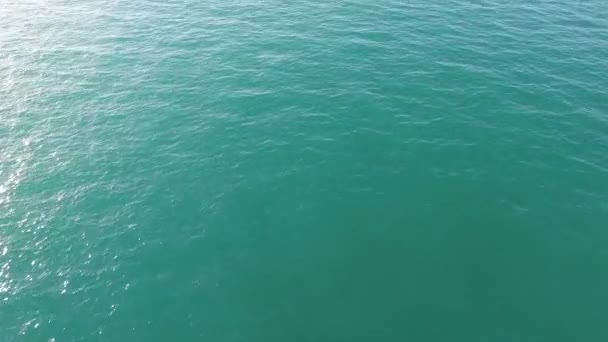 Mare calmo e sfondo blu chiaro acqua. Azioni. Vista dall'alto della calma acqua di mare — Video Stock