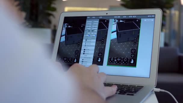 Manlig hand håller datormus. Lager. Mannen bakom en laptop utveckla en modell av huset. Design av 3d-modeller — Stockvideo