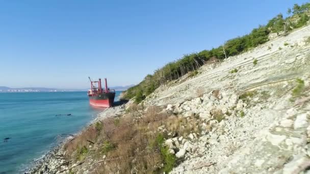 Denizin üzerinde ünlü terk edilmiş enkaz. Vurdu. Terk edilmiş bir gemi üstten görünüm sahilde — Stok video