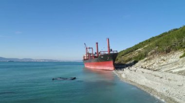 Üstten görünüm siklon hasar hasarlı gemi karaya siklon yıkanmış. Vurdu. Geminin karaya yıkanmış