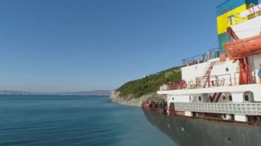 Büyük, eski, kırık, paslı tekne kıyısına yakın. Vurdu. Sahilde kırık gemisinin havadan görünümü