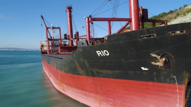 Grote, oude, gebroken, roestige boot in de buurt van de kust. Schot. Luchtfoto van het gebroken schip op het strand — Stockvideo