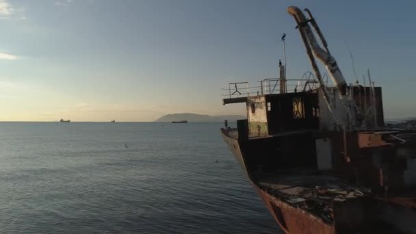 바다에 침 몰된 배입니다. 총. 침 몰 한 배와 바다의 최고의 볼 수 있습니다. 오래 된 보트는 바다에 충돌 — 비디오