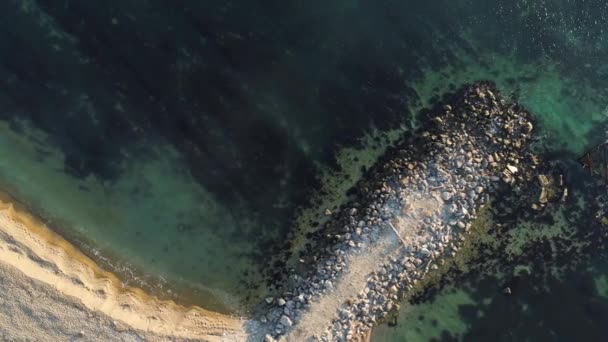 Gezonken schip in een zee. Schot. Bovenaanzicht van de zee met een gezonken schip. Oude boot crasht in de zee — Stockvideo