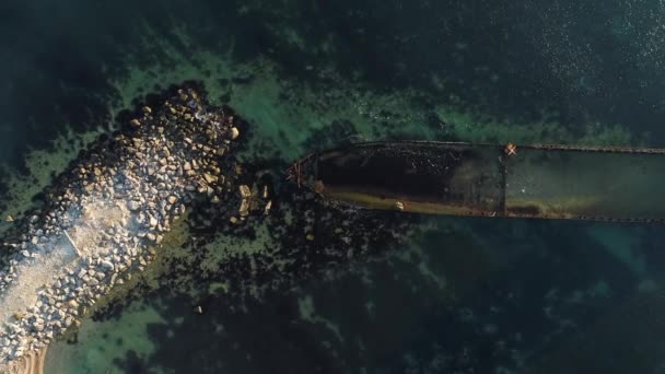 Navio afundado num mar. Atingido. Vista superior do mar com um navio afundado. Velho barco cai no mar — Vídeo de Stock