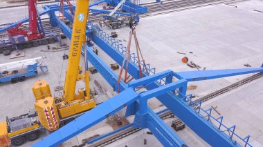 Moskova, Rusya - Eylül 2018: Portal vinç yüklemesinin en iyi görünümü. Küçük. Atmosfer içinde İnşaat ve tesisat vinç