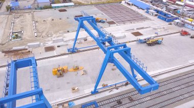 Santral Vinci en iyi görünümünü taşıma sitede. Küçük. Çeşitli marka ve renkler kaplar Transtainers mobil portal vinç hizmeti kamyon kapalı tarafından yığılmış nakliye