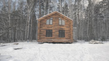 Adam kışın, ev ve bina kavramı tablet ile mimari fotoğrafçılık yapıyor. Hisse senedi. Eller erkekler ev fotoğraf çekmek