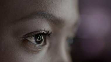 Sağlık, tıp, kimlik, vizyon ve insanlar kavramı. Hisse senedi. Göz lazer ışık çizgilerle güzel genç kadın