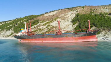 Üstten görünüm siklon hasar hasarlı gemi karaya siklon yıkanmış. Vurdu. Geminin karaya yıkanmış