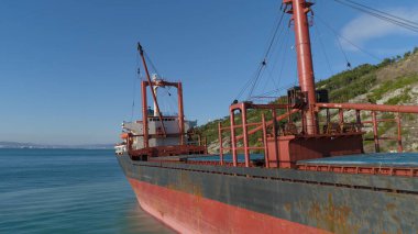 Büyük, eski, kırık, paslı tekne kıyısına yakın. Vurdu. Sahilde kırık gemisinin havadan görünümü
