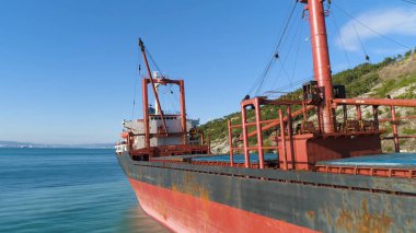 Büyük, eski, kırık, paslı tekne kıyısına yakın. Vurdu. Sahilde kırık gemisinin havadan görünümü