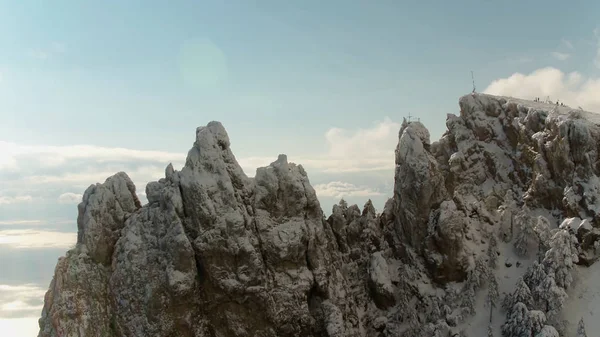 La cima de la montaña bajo la nieve y el cielo azul. Le dispararon. Panorama de invierno de montaña. Vista superior de la alta colina bajo el cielo — Foto de Stock