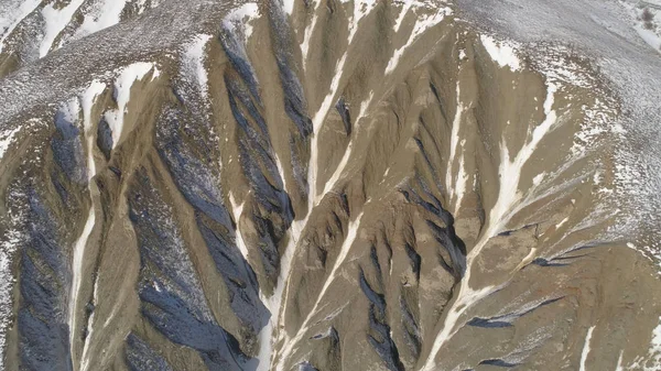 雪に覆われた山々 のカラフルな風景。ショット。冬の丘陵風景の平面図 — ストック写真