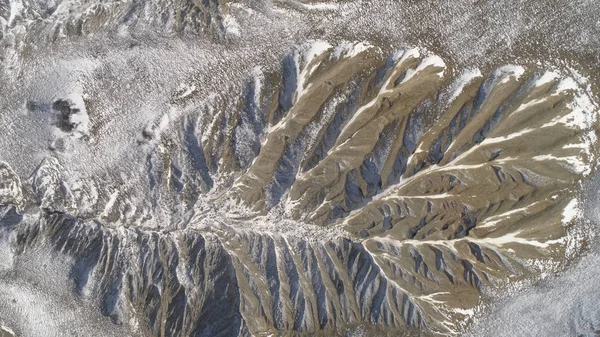 Colorido paisaje de montañas cubiertas de nieve. Le dispararon. Vista superior del paisaje montañoso en invierno — Foto de Stock