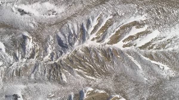 Κορυφή της υψηλής βουνά, καλυμμένα με χιόνι. Βολή. Άποψη του λόφου χιονισμένη. Όμορφο τοπίο — Φωτογραφία Αρχείου