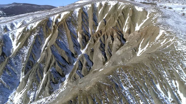 Vârful munţilor, acoperit de zăpadă. Împuşcat. Vedere de sus a dealului înzăpezit. Peisaj frumos — Fotografie, imagine de stoc