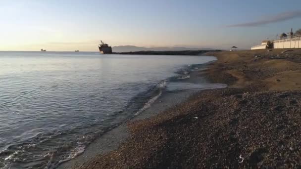 海滩和海水上的石头。拍摄。日落时的鹅卵石海滩。海滩场景与许多鹅卵石在沙丘 — 图库视频影像