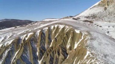 Alps - havadan görünümü. Dağlar Kışın kar altında. Kar dağ manzara mavi gökyüzü ile Panoraması
