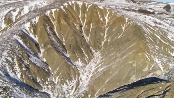 Εναέρια άποψη σε χιονισμένα βουνά. Επική Άλπεις Πανόραμα. Κηφήνας πλάνο αλπική βουνά, κηφήνας φαίνεται στο βραχώδης άκρη βουνό και χιόνι — Αρχείο Βίντεο