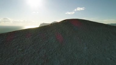 Kar ve buz kaplı dağlarla çevrili İzlanda'daki donmuş bir vadinin doğal havadan görünümü. İzlanda'daki kar dağ. Havadan görünümü ve üstten görünüm. İzlanda doğa ve manzara