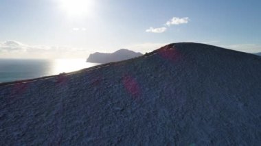 Kar ve buz kaplı dağlarla çevrili İzlanda'daki donmuş bir vadinin doğal havadan görünümü. İzlanda'daki kar dağ. Havadan görünümü ve üstten görünüm. İzlanda doğa ve manzara