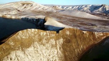 Andes Dağları'nın harika görünümü. Havadan görünümü - andes Dağları, gökyüzü ve beyaz bulutlar
